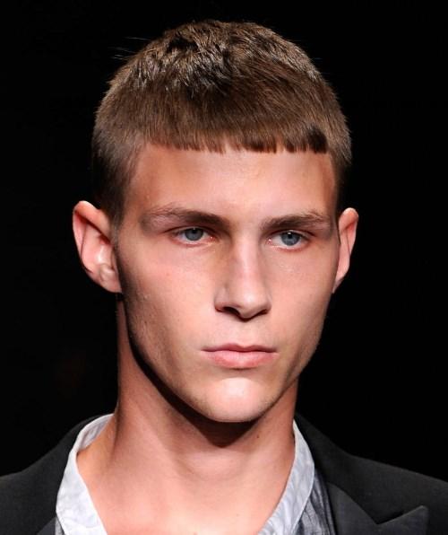 Стрижка Британка с залысинами. Стрижки и прически для мужчин с залысинами. Фото