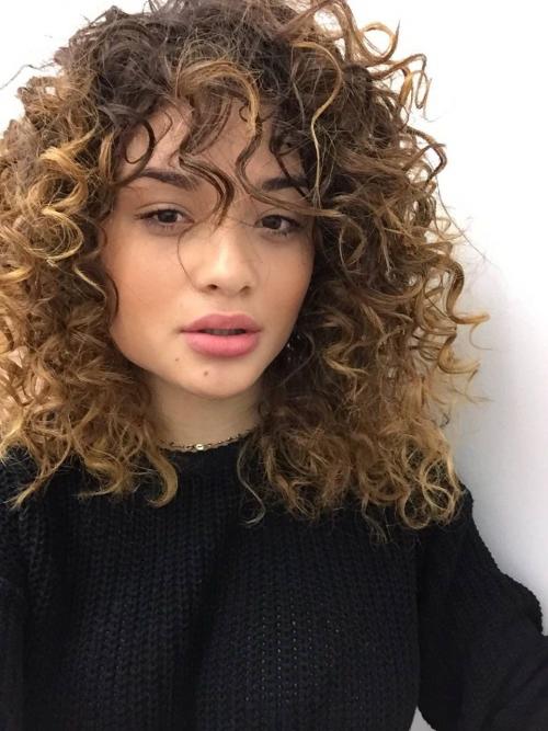 Короткие стрижки на кудрявые волосы 2020. Модные прически с челкой кудрявых волос 2020