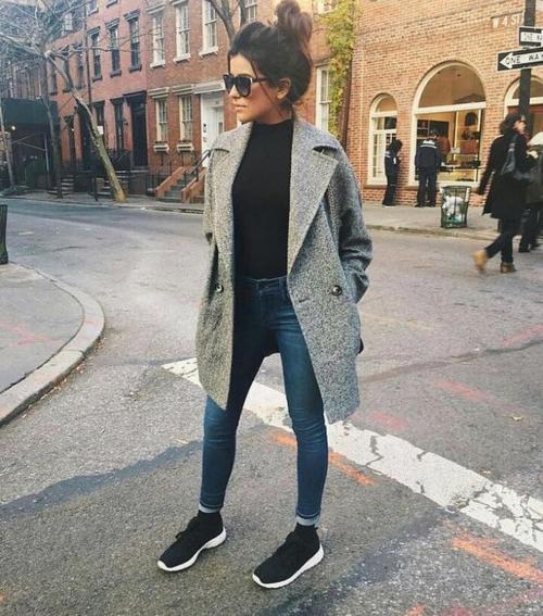 Бежевое пальто с кроссовками. Правильное сочетание цветов