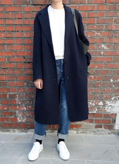 Бежевое пальто с кроссовками. Правильное сочетание цветов