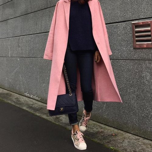 Бежевое пальто с кроссовками. Правильное сочетание цветов