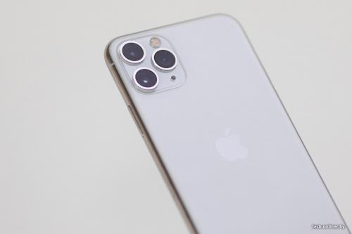 Черный или белый айфо.  Ждите к Новому году новый тренд — матовые корпусы в Android-смартфонах