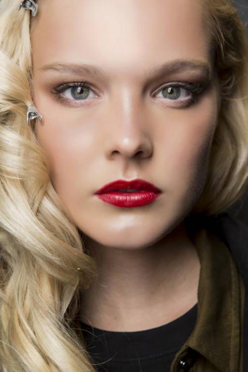 Как подобрать красную помаду блондинке. Как правильно выбрать красную помаду блондинке?