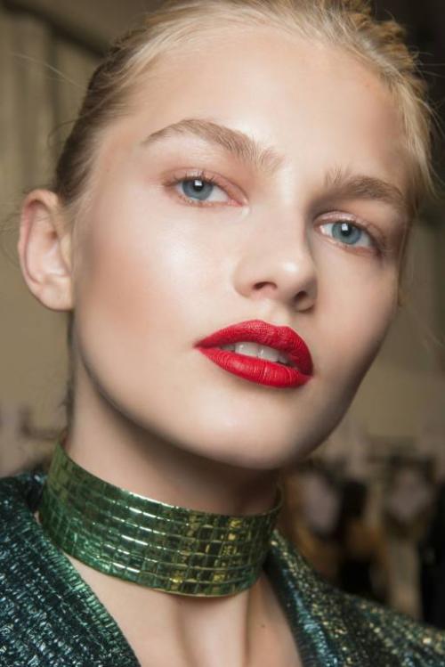 Как подобрать красную помаду блондинке. Как правильно выбрать красную помаду блондинке?