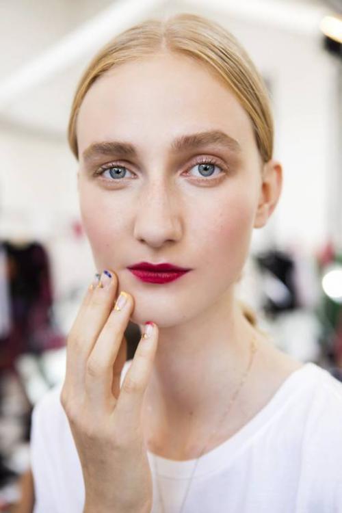 Как подобрать красную помаду блондинке. Как правильно выбрать красную помаду блондинке?