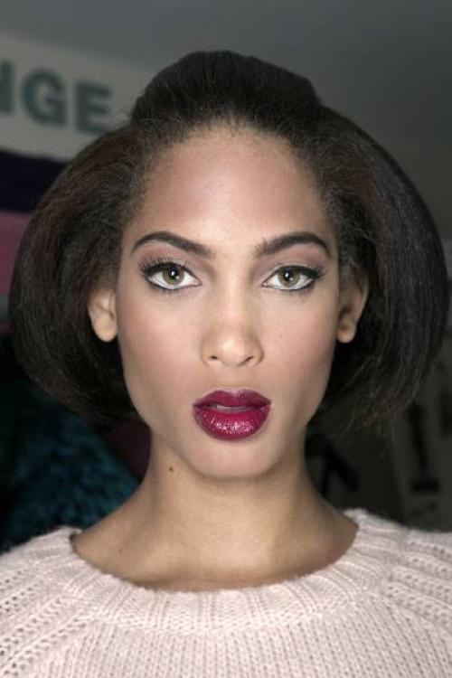 Как подобрать красную помаду блондинке с зелеными глазами. Как подобрать красную помаду под цвет кожи?