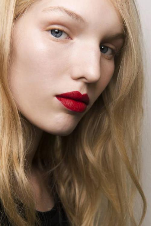 Как подобрать красную помаду блондинке. Как правильно выбрать красную помаду блондинке?