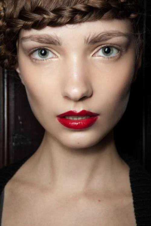 Как подобрать красную помаду блондинке с зелеными глазами. Как подобрать красную помаду под цвет кожи?