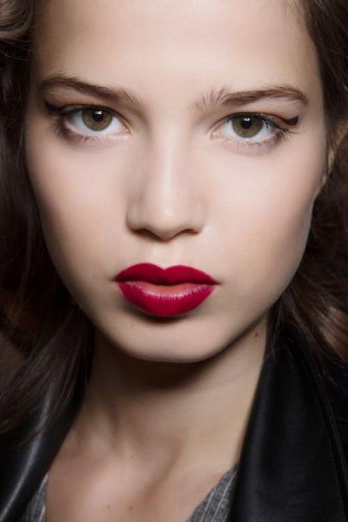 Как подобрать красную помаду брюнетке с карими глазами. Идеальный оттенок красной помады для брюнеток с карими глазами
