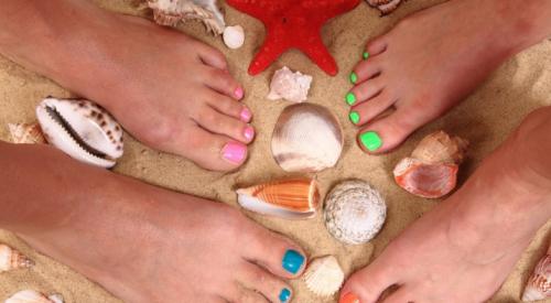 Маникюр и педикюр пляжный. Педикюр на море 03