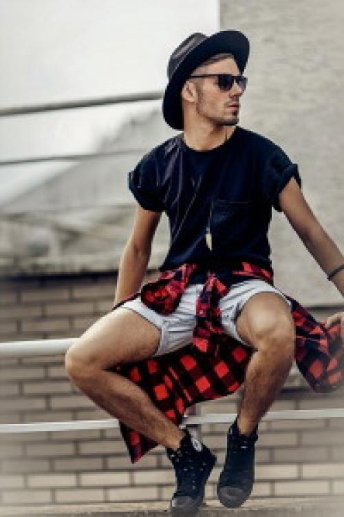 С чем носить джинсовые шорты мужчине. Какие бывают джинсовые мужские шорты. Как подобрать идеальный вариант для себя