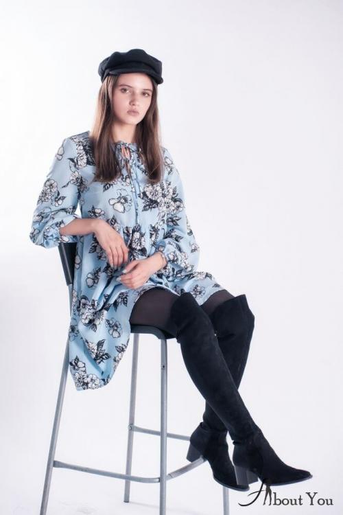 Джинсовое платье с ботфортами. Ботфорты и платье длины мини