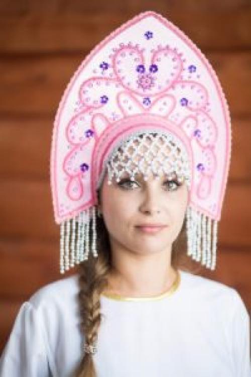 Кокошник-старинный женский головной убор, как называется его задняя часть. Что это за головной убор?