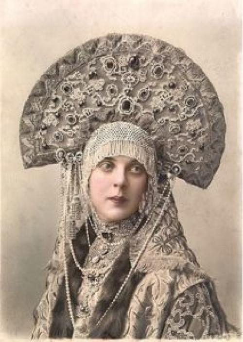 Кокошник-старинный женский головной убор, как называется его задняя часть. Что это за головной убор?