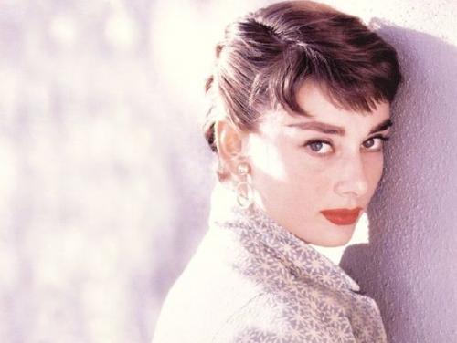 Прическа, как Одри Хепберн. Прически Одри Хепберн, повторяем укладки из легендарных фильмов