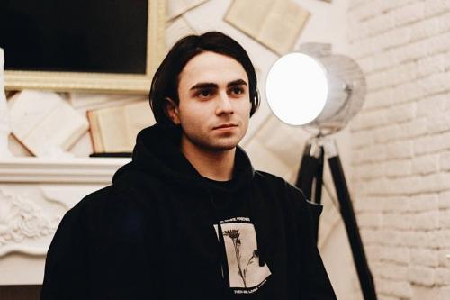 Рэпер с длинными волосами. Как называется прическа рэпера Лизера