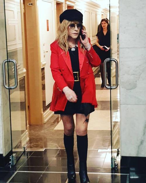 Сделать прическу, как у пугачевой. Модная прическа Пугачевой произвела фурор среди рядовых зрителей и звезд шоу-бизнеса: «Будто снова юная»