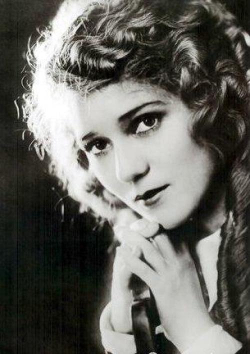 Макияж 1910 х годов. 1910-е Все внимание на: прическу и губы