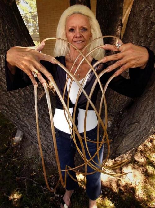 Самая большая шея в обхвате. За какие самые длинные части тела эти люди попали в Книгу рекордов Гиннеса? (10 фото)