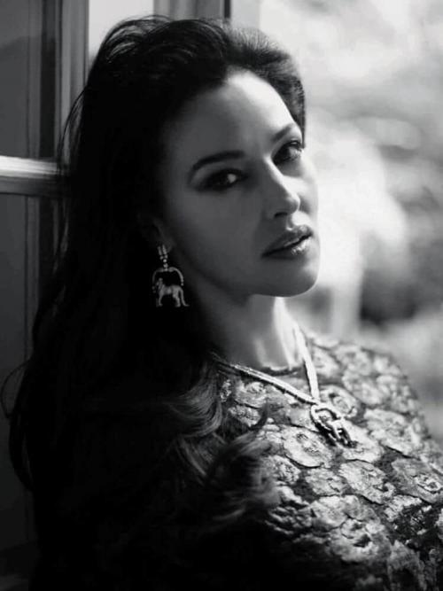 Женщина должна быть красивой любимой и счастливой, а больше она ника. Женщина должна быть счастливой. И больше она ничего никому не должна!