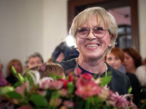 Стрижка у Алисы Фрейндлих. Пластика или естественность: поклонники сравнили 82-летнюю Алису Фрейндлих с Софи Лорен