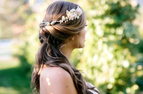 Свадебные прически на длинные волосы в греческом стиле с челкой. Аксессуары