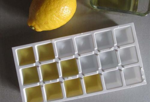 Как сузить поры на лице. Протирание кожи лица кубиком льда для сужения пор