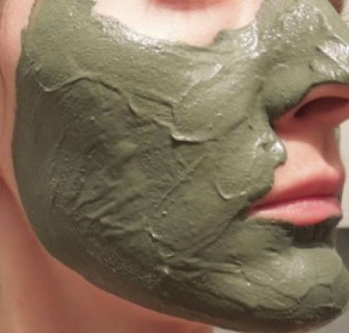 Маски для лица с эфирными маслами и глиной.