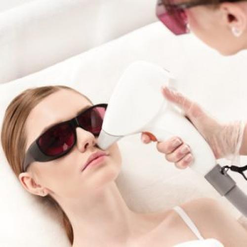 Фракционное лазерное омоложение кожи лица. Фракционное омоложение: суть процедуры, рекомендации и противопоказания