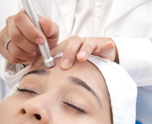 Алмазный пилинг лица: показания, противопоказания и отзывы