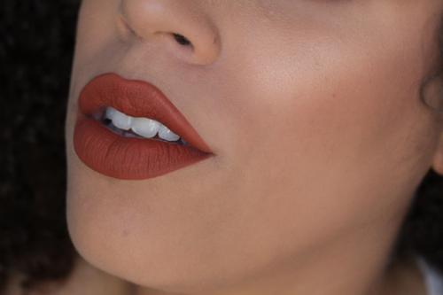 Терракотовая помада эйвон. Модная терракотовая помада — кому идет и когда уместна