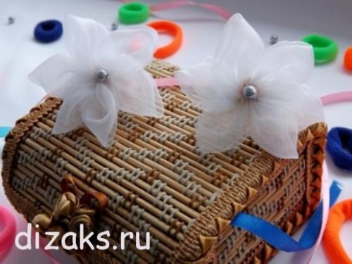 3 розы из органзы резинка для волос. Резинки для волос с цветами из органзы