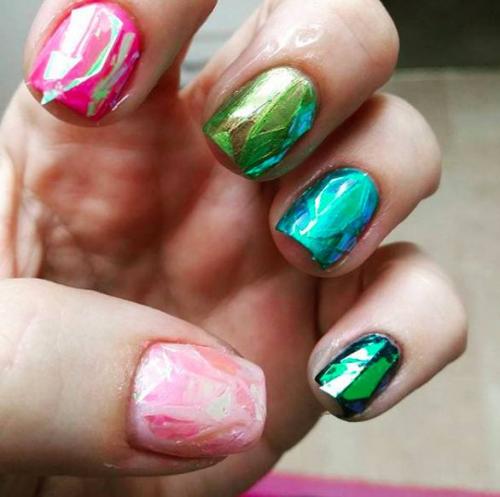 Как правильно сделать эффект битого стекла на ногтях. Особенности дизайна: модные тенденции-2019