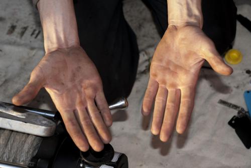 Защитный крем для рук для автослесаря. ВМПАВТО › Блог › Защита рук при работе со смазками и маслами