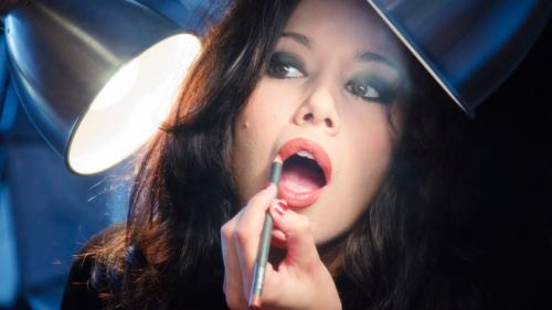 Филлеры в скулы у звезд. Как филлеры превращают звёзд в клонов?