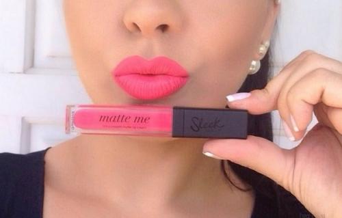 Какой цвет помады освежает лицо. Какой цвет помады идет женщине после 50?