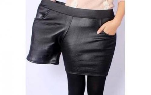 Парень использует пинцет, чтобы вытащить самый длинный вросший волос в мире из своего лица