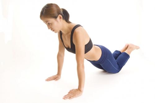 Упражнения на спину и трицепс для девушек. Упражнения для рук без дополнительных приспособлений