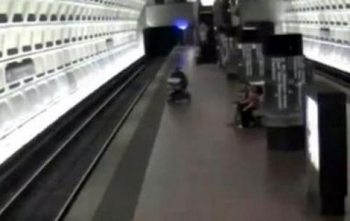 Парень использует пинцет, чтобы вытащить самый длинный вросший волос в мире из своего лица