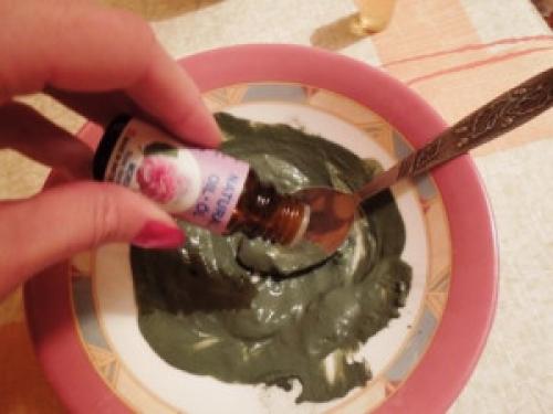 Маски для лица с эфирными маслами и глиной.