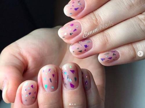 Как правильно сделать эффект битого стекла на ногтях. Особенности дизайна: модные тенденции-2019