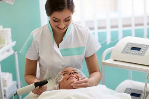 Как выдавить вросший волос. Как избавиться от вросших волос: пошаговая инструкция удаления вросших волос в домашних условиях