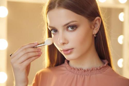 Техника нанесения макияжа. Как правильно наносить макияж? 5 этапов