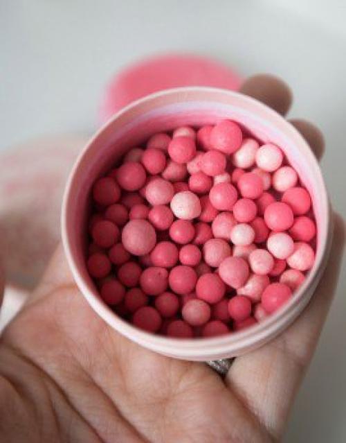 Как правильно пользоваться румянами в шариках. Румяна в шариках – отдаем предпочтение современной косметике