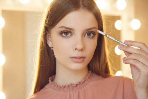 Техника нанесения макияжа. Как правильно наносить макияж? 5 этапов