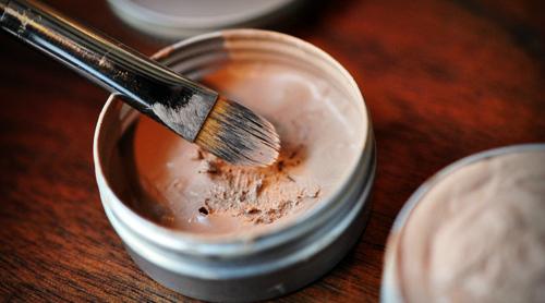 Чем заменить зеленый корректор для лица. Как сделать консилер, рецепты приготовления в домашних условиях