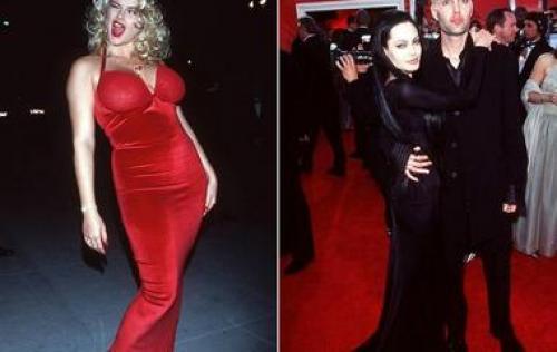 Парень использует пинцет, чтобы вытащить самый длинный вросший волос в мире из своего лица