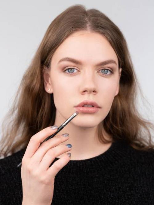 Как широкий нос сделать уже с помощью макияжа. Макияж, который «уменьшает» нос: пошаговая фотоинструкция