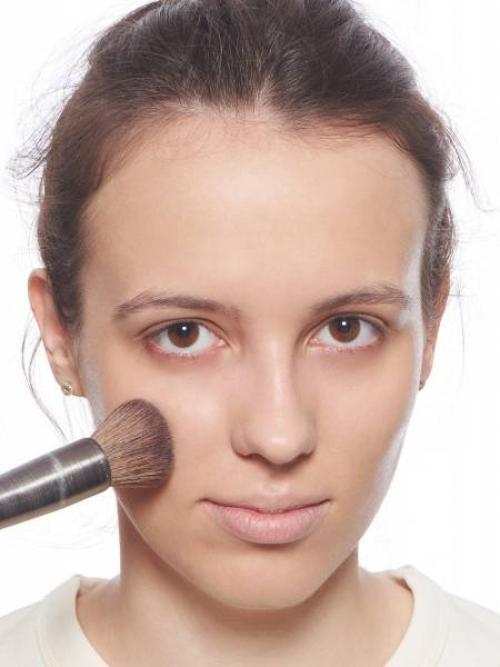 Как правильно выбрать тон пудру для лица. Как правильно наносить пудру?