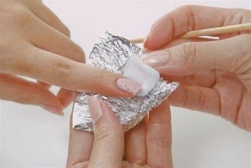 Как снять гель-лак специальной жидкостью. Что необходимо иметь